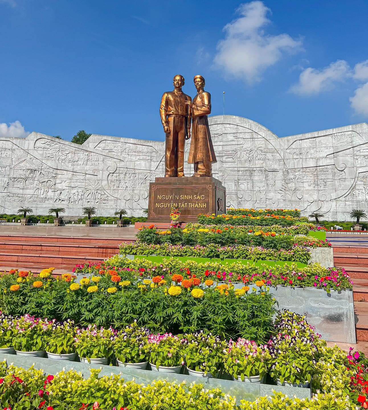 Tượng đài Nguyễn Sinh Sắc - Nguyễn Tất Thành