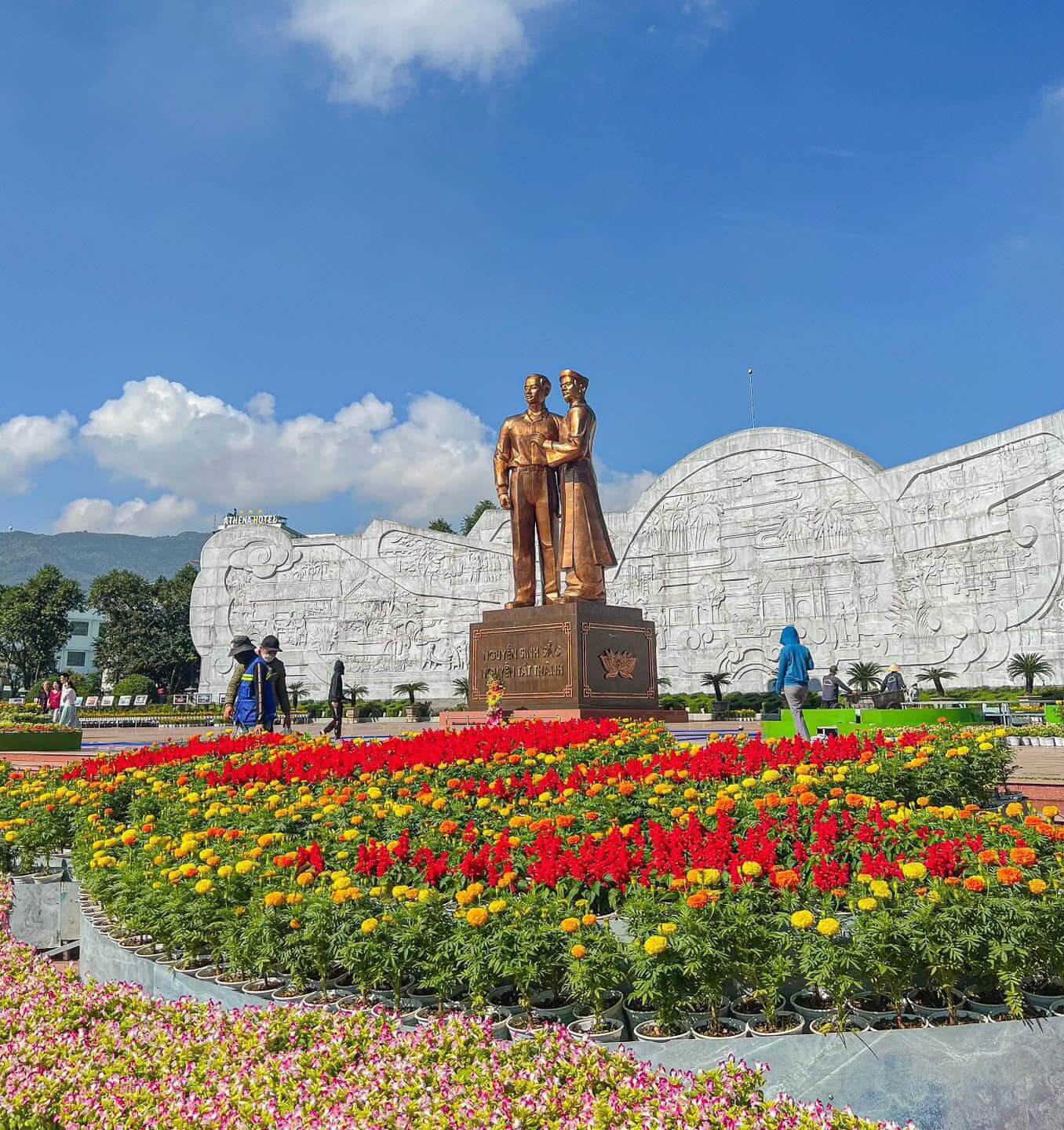 Khám phá tượng đài Nguyễn Sinh Sắc - Nguyễn Tất Thành